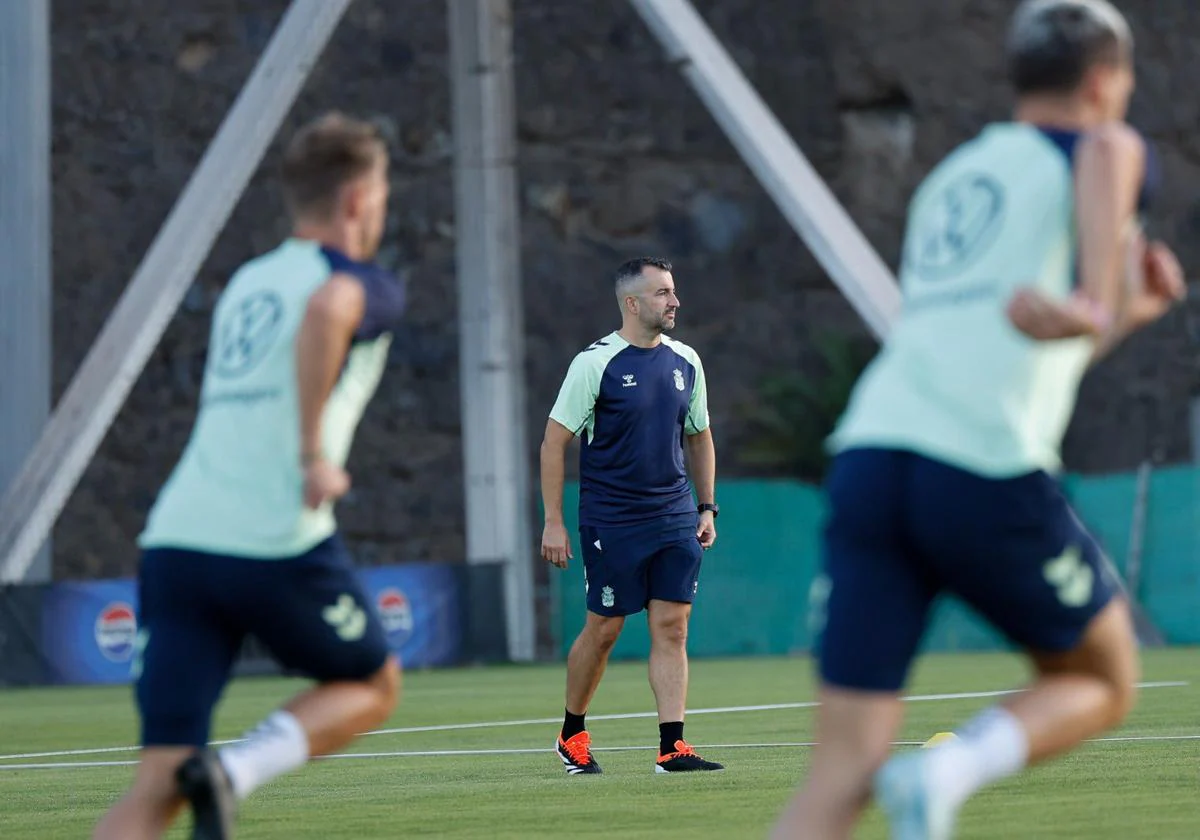 Diego Martinez da instrucciones en el entrenamiento en Barranco Seco.