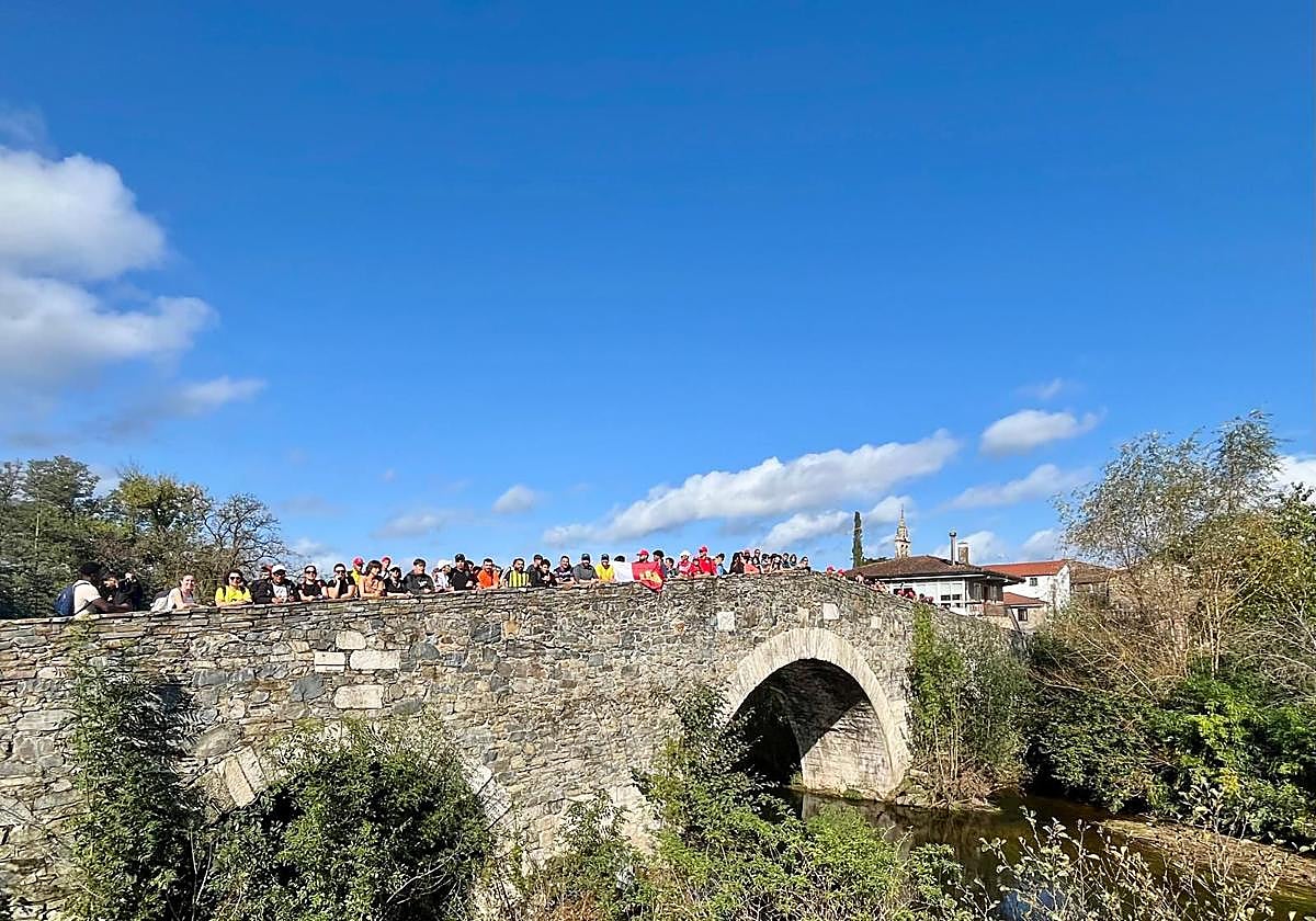 Imagen de los 150 participantes.