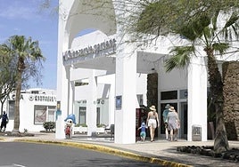 Imagen de archivo de un grupo de turistas regresando a un hotel en Lanzarote.