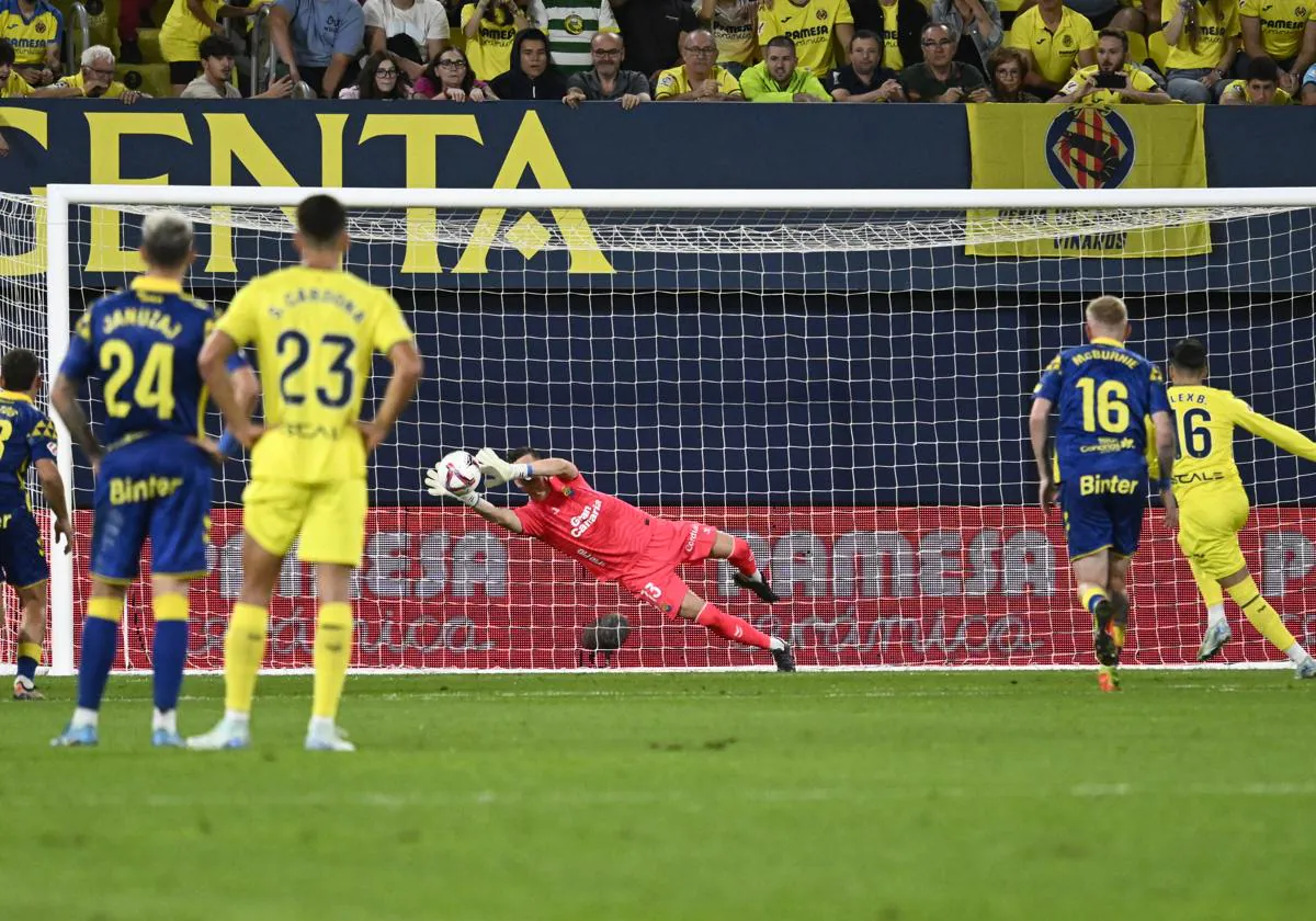 Dinko Horkas detiene un penalti ante el Villarreal.