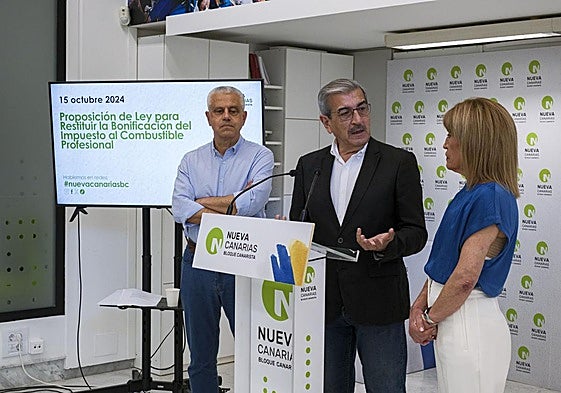 Rodríguez, entre Fermín Delgado y la diputada Esther González.