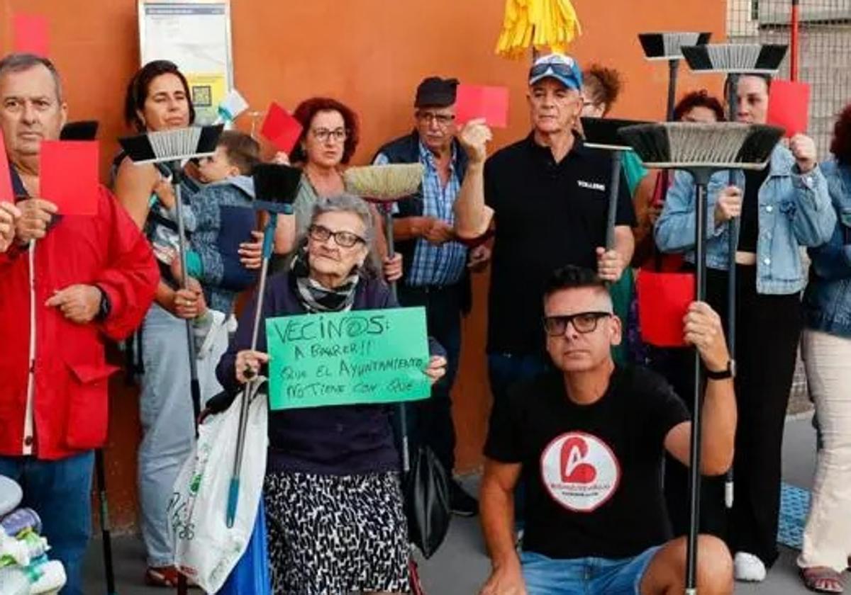 Manifestantes en La Paterna en demanda de una mayor limpieza.