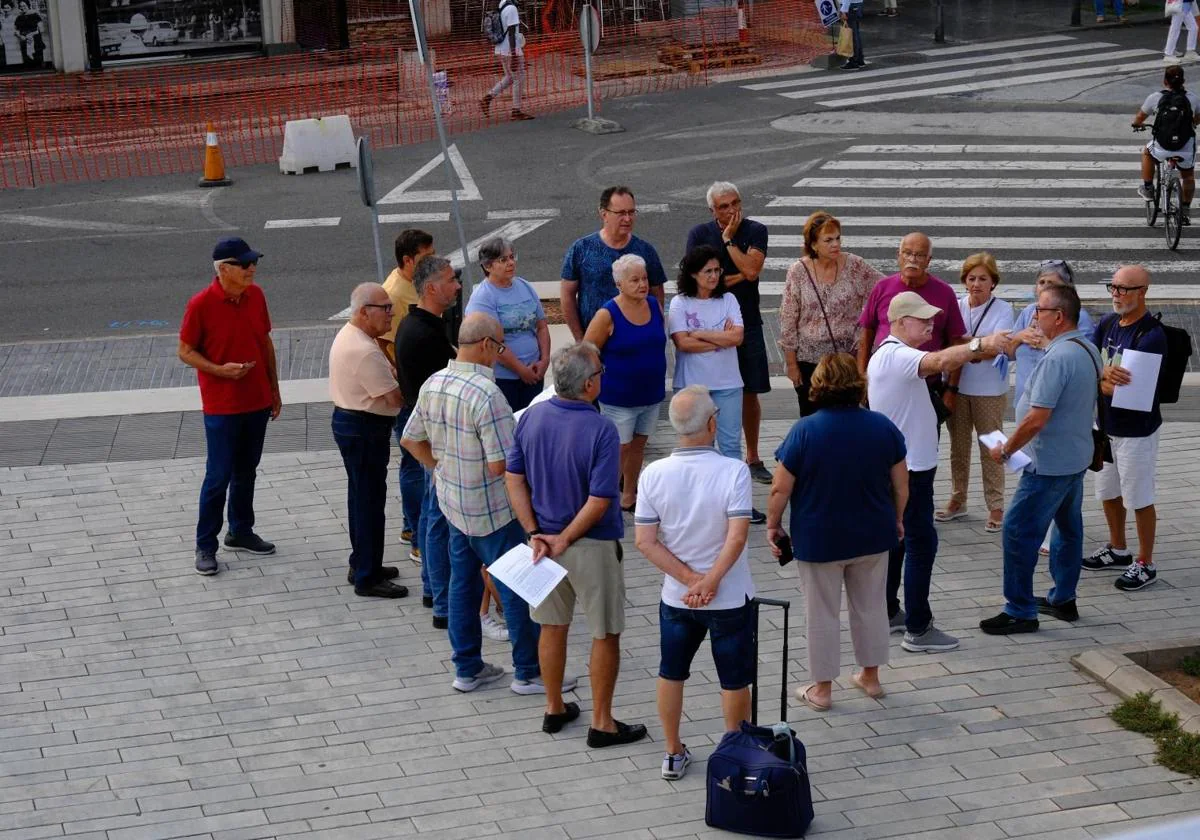 Imagen de la primera concentración vecinal para tratar de frenar la celebración del mogollón del carnaval de Las Palmas de Gran Canaria en el entorno del mercado del Puerto.