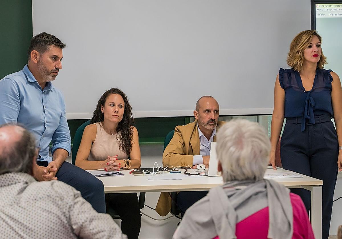 Marichal y Lucía Jiménez, a la izquierda, durante la reunión con los vecinos.