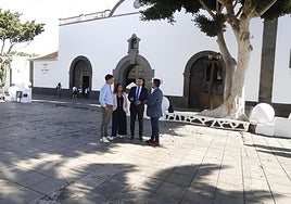 Autoridades en la plaza a remozar.