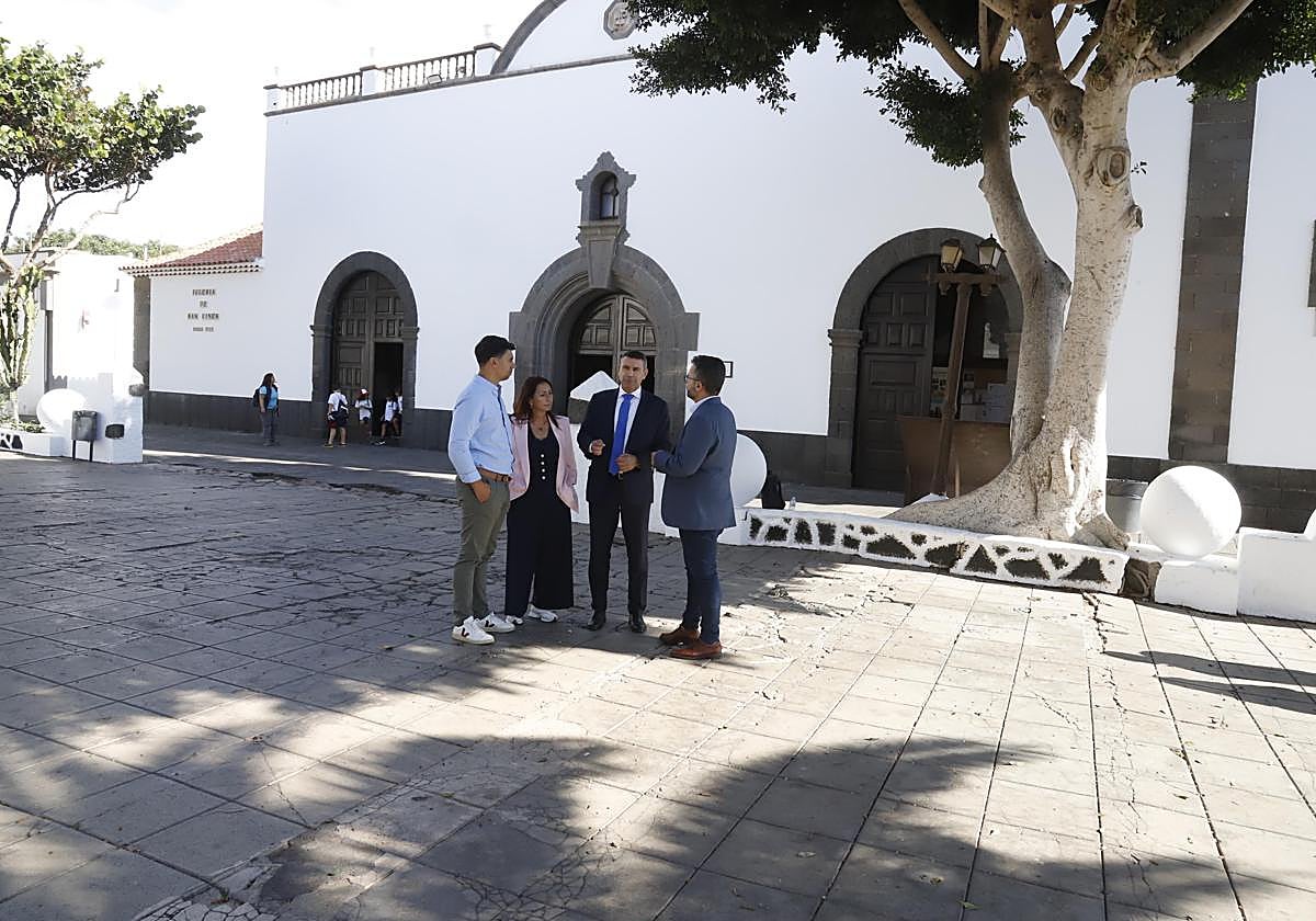 Autoridades en la plaza a remozar.