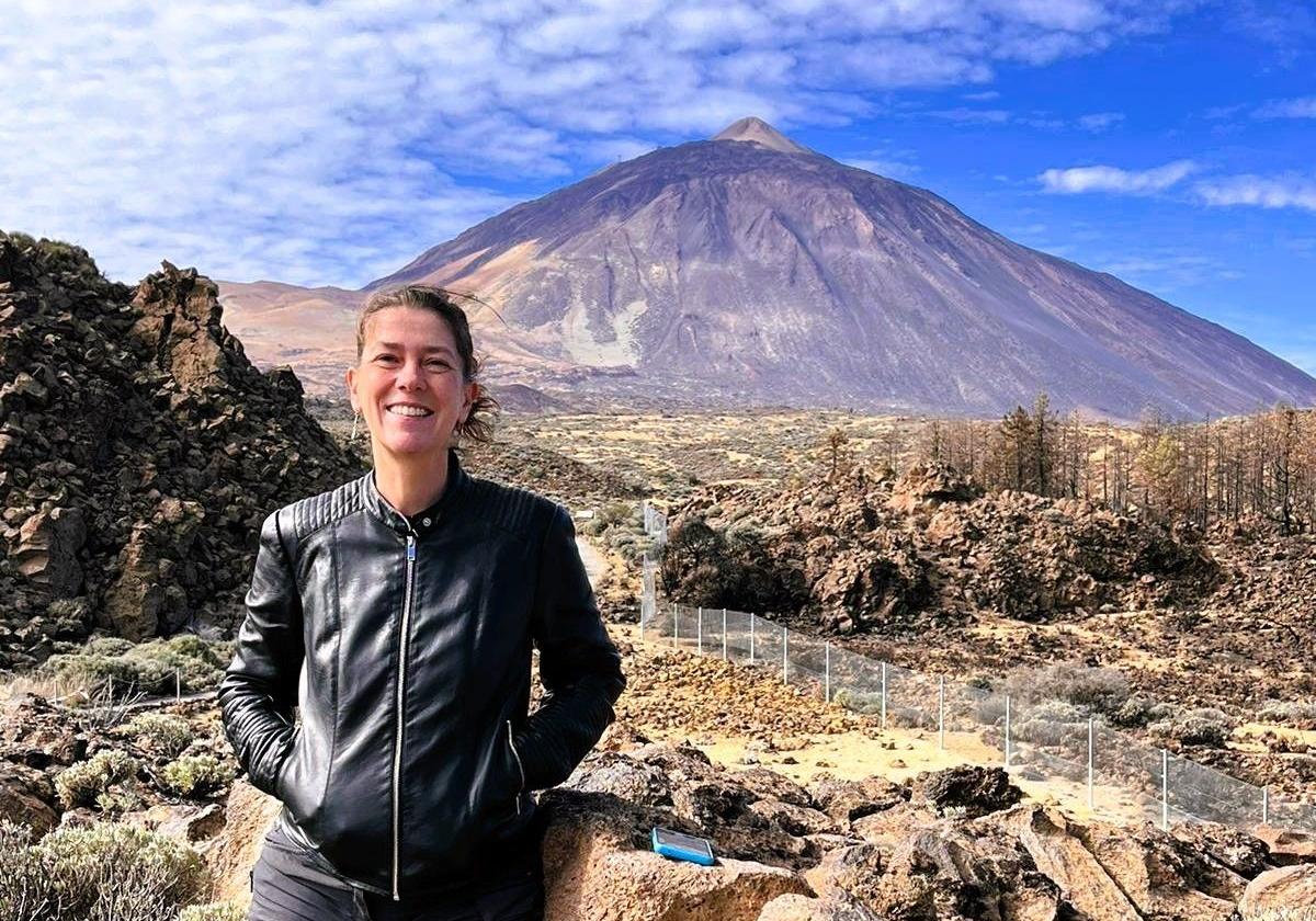 Begoña Santos, a los pies del Teide.