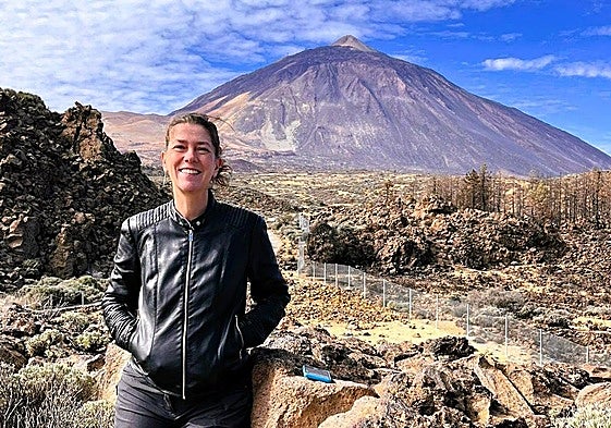Begoña Santos, a los pies del Teide.