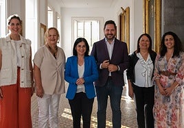 La alcaldesa Darias anuncia la nueva estructura del Gobierno municipal.