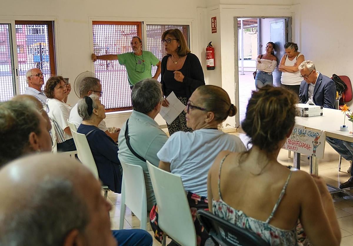 María Luisa Pita Toledo durante su intervención en la plaza del Pueblo de La Isleta