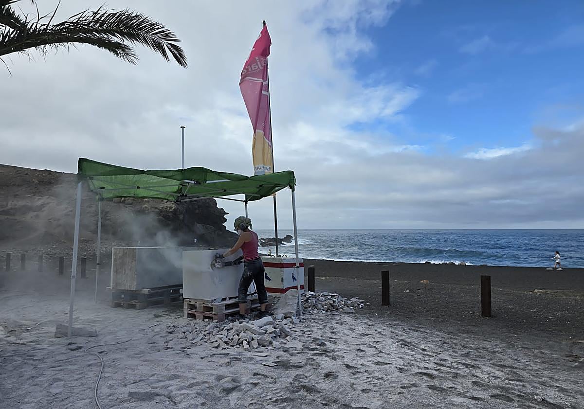 Imagen principal - Un erizo marino, un pulpo: el Simposio de Escultura toma Ajuy en forma de fauna marina