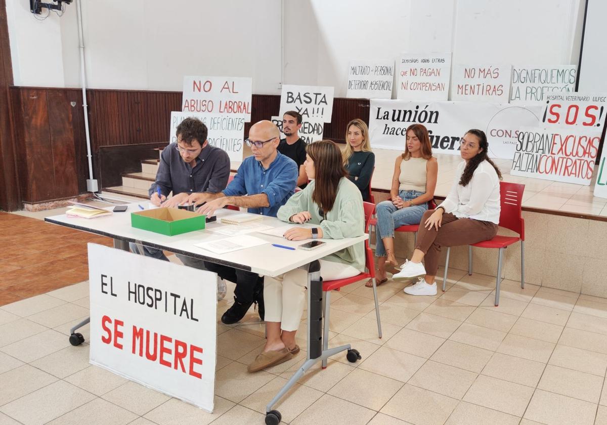 Un momento de la rueda de prensa del comité de huelga del hos pital veterinario de la ULPGC.