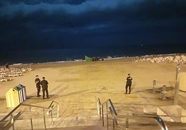 Imagen de la llegada a tierra de la patera en Playa del Inglés.