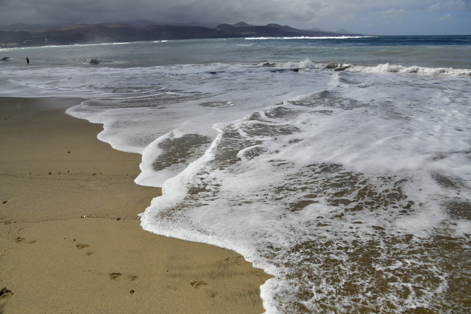 La pleamar que bate con fuerza en San Cristóbal y Las Canteras, en imágenes