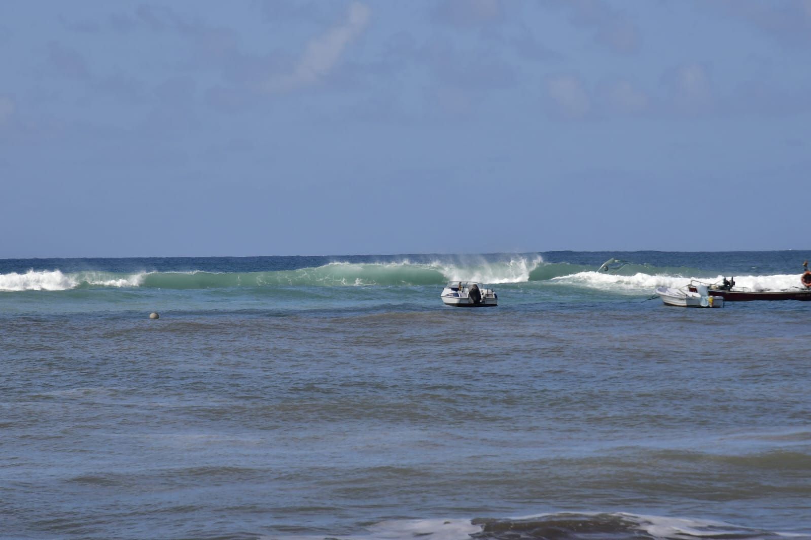 La pleamar que bate con fuerza en San Cristóbal y Las Canteras, en imágenes