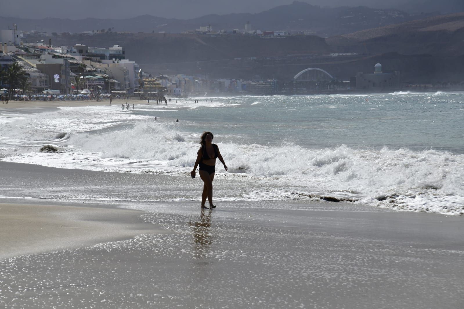La pleamar que bate con fuerza en San Cristóbal y Las Canteras, en imágenes