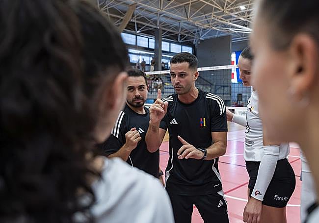 Santi Guerra da indicaciones a sus jugadoras.