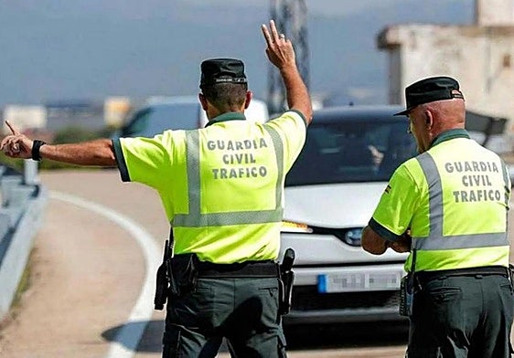 Dos agentes de la Guardia Civil de Tráfico.