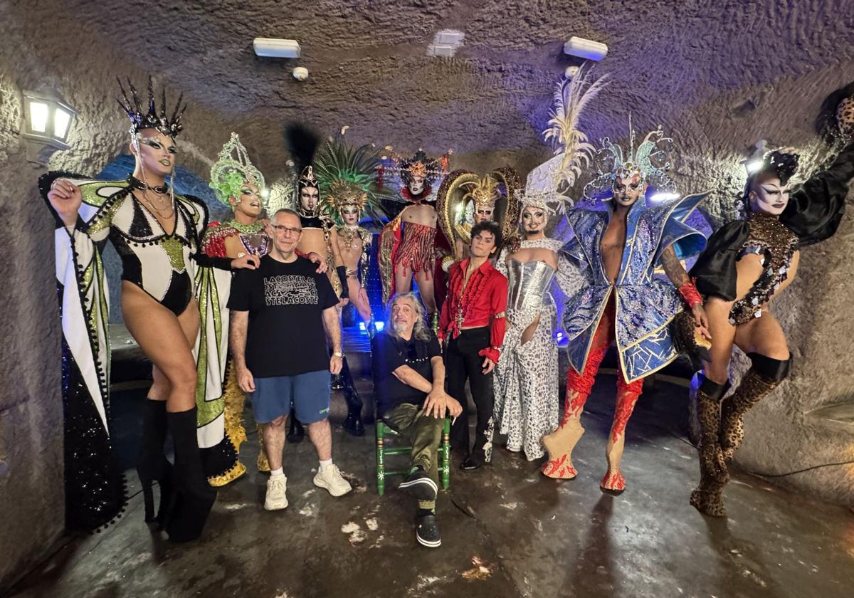 Capi Arenas, Daniel Da Silva y David Navarro posa en El Centro de Guayadeque con un grupo de drag que participaron en el videoclip.