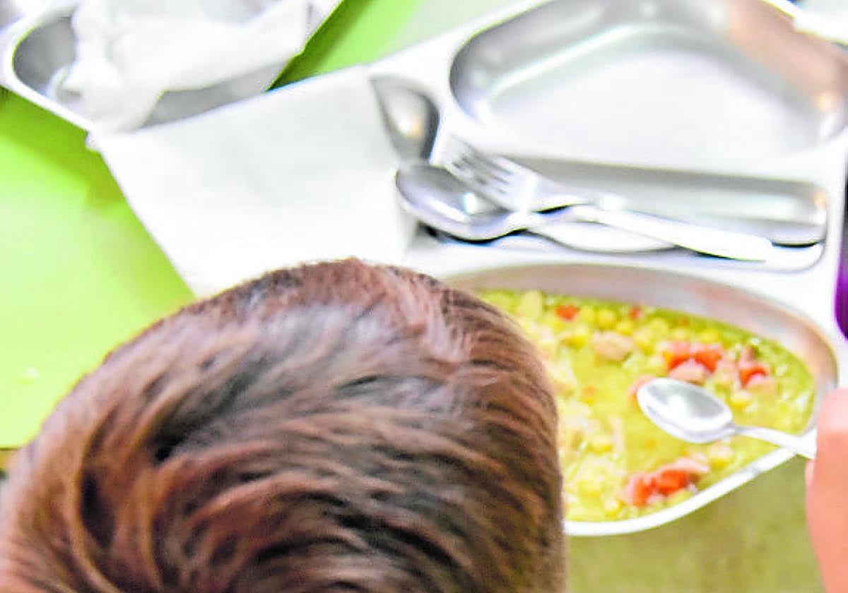Imagen de archivo de un niño en un comedor escolar.