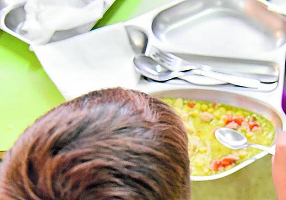 Imagen de archivo de un niño en un comedor escolar.