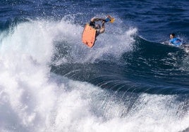 Amauri Lavernhe, durante una ola en el Frontón King 2024.