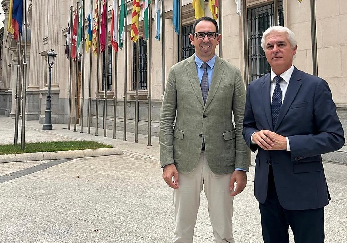 El diputado del PP Carlos Sánchez (i).