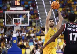 Mike Tobey lanza desde más allá de la línea de 6,75 metros ante Surne Bilbao Basket.