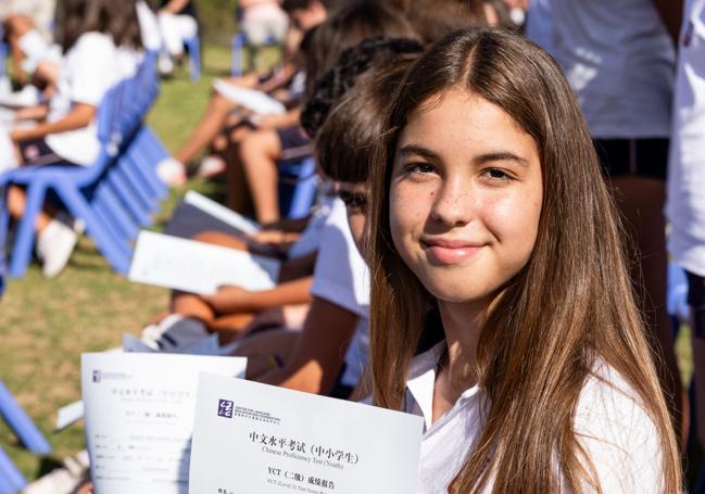 Irene Santana posa con su diploma de chino mandarín.