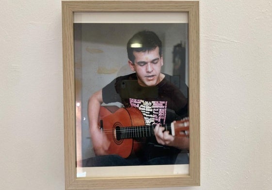 Un jovencísimo Alexis Ravelo tocando la guitarra, imagen que se exhibe en la muestra que se inaugura este miércoles en la Biblioteca Insular de Gran Canaria, a las 19.00 horas.