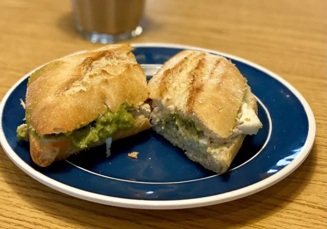 Bocadillo de La Churrería de pollo, queso y guacamole