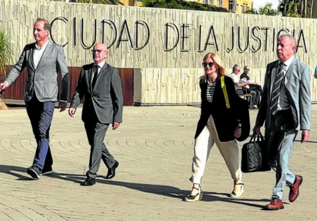 Los investigados Marina Más Clemente y Carlos Cabrera llegan a la Ciudad de la Justicia con sus respectivos abogados.