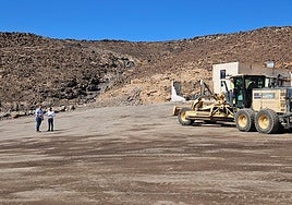 El alcalde Alejandro Jorge y el edil de Obras, Alexis Alonso, en la nueva zona de aparcamientos.