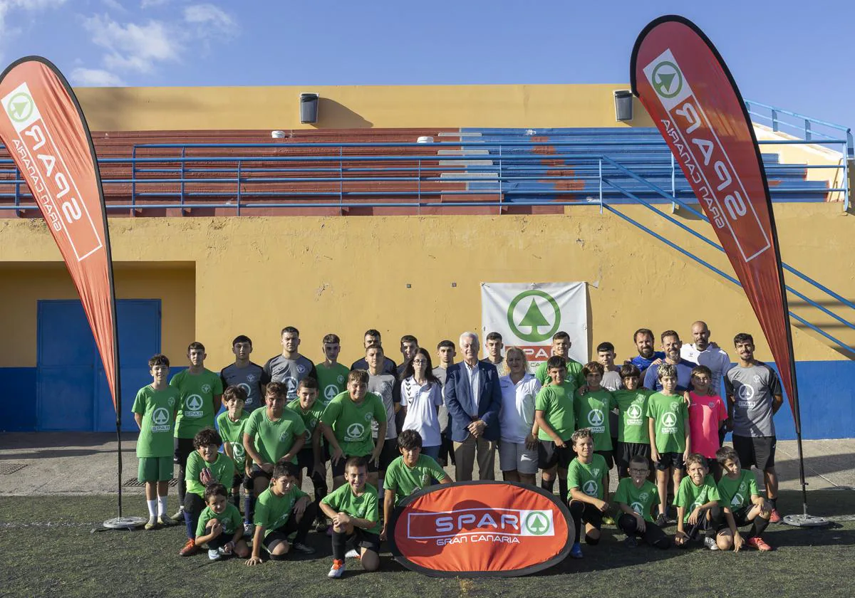 El presidente de SPAR Gran Canaria junto a directiva y varios jugadores del CD Valdecasas