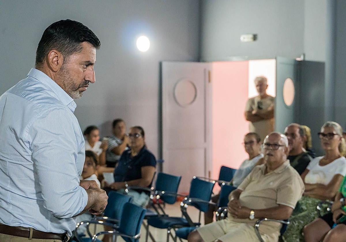 Marichal, en primer término, durante su reunión con los vecinos.