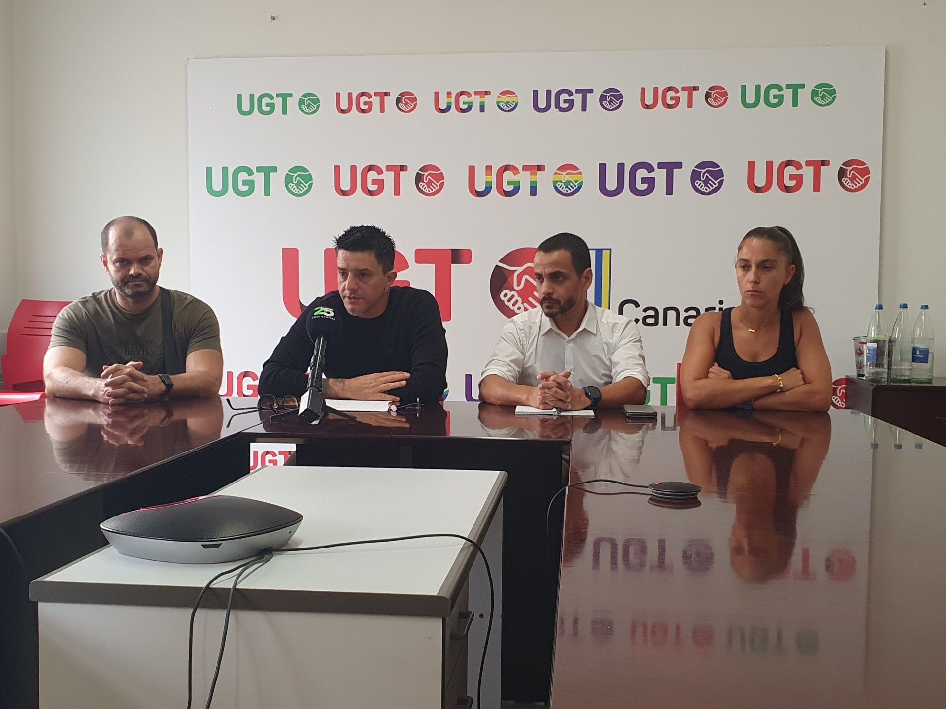 Héctor Fajardo, secretario de Organización de UGT Canarias, con representantes de los trabajadores.