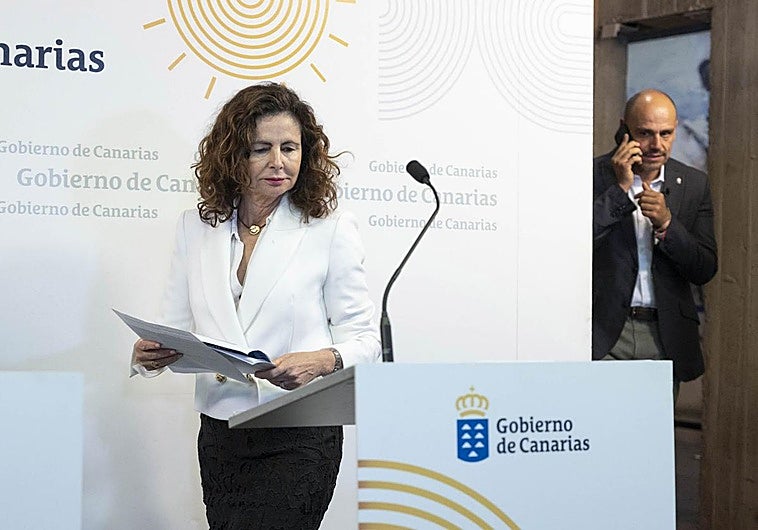 Matilde Asián, consejera de Hacienda, y Alfonso Cabello, portavoz del Gobierno, este jueves.