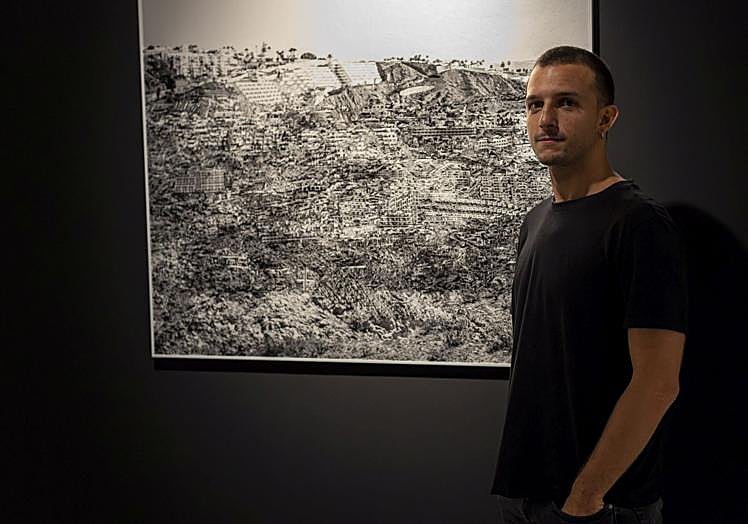 Carlos Novella Faci participa con 'Dos por ciento'.