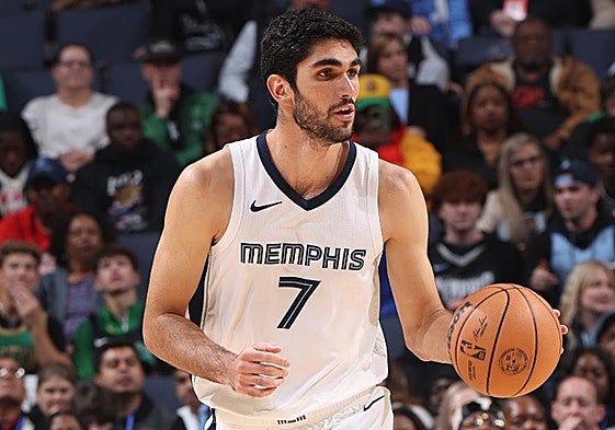 Santi Aldama controla la bola en el encuentro ante Utah Jazz.