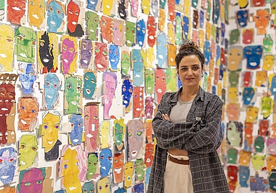 Idaira del Castillo posa junto a parte de su pieza titulada 'Voltioxetina', en San Antonio Abad.