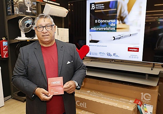 Luis Seco de Lucena Moreno posa con el cheque logrado con el segundo premio del concurso.