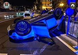 Imagen del vehículo volcado.