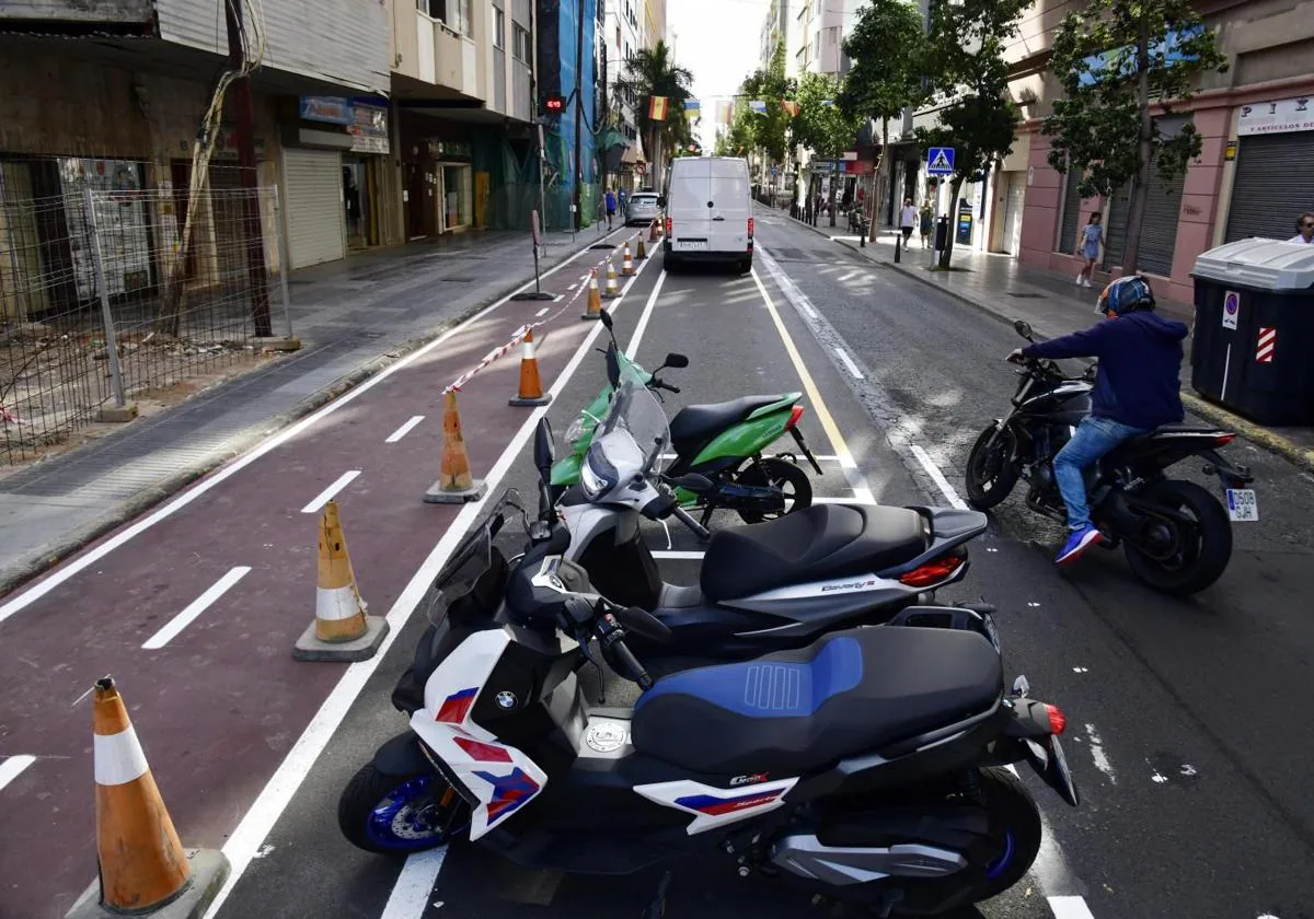 Transporte público y privado deben compartir de momento el único carril de Juan Rejón entre Gordillo y Mahón.