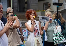 Rebelión de los cepillos en las puertas de las Casas Consistoriales.