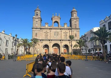 Quevedo siembra el caos en Santa Ana con la venta de una bolsa sorpresa