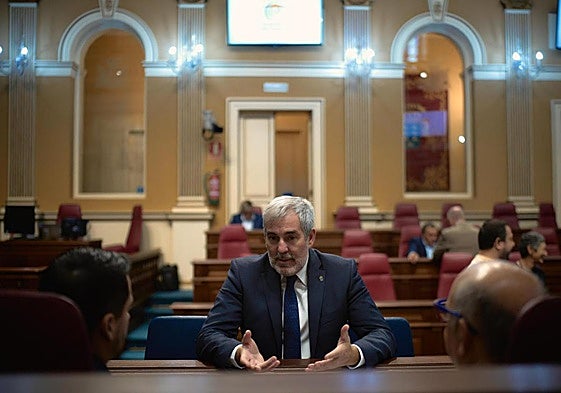 El presidente Fernando Clavijo, en el Parlamento de Canarias.