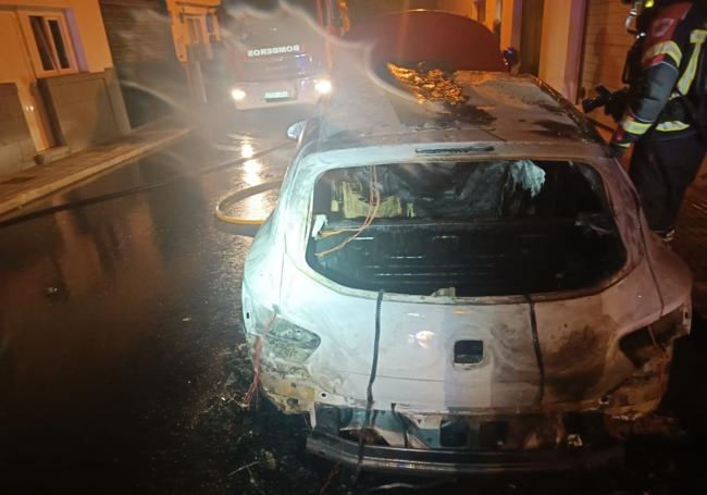 Estado en el que quedó el coche incendiado.