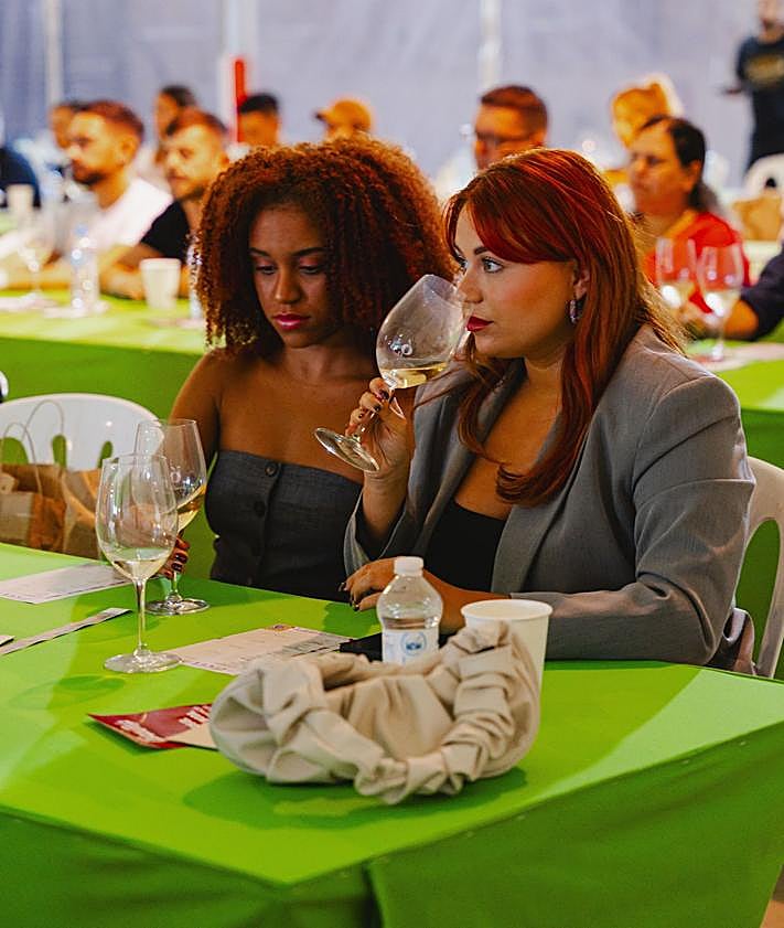 Imagen secundaria 2 - Un brindis a lo grande: Las Arenas celebra su aniversario con la cata de vinos más grande de Canarias