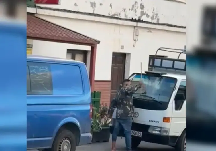 Imagen del hombre dando golpes a un vehículo.