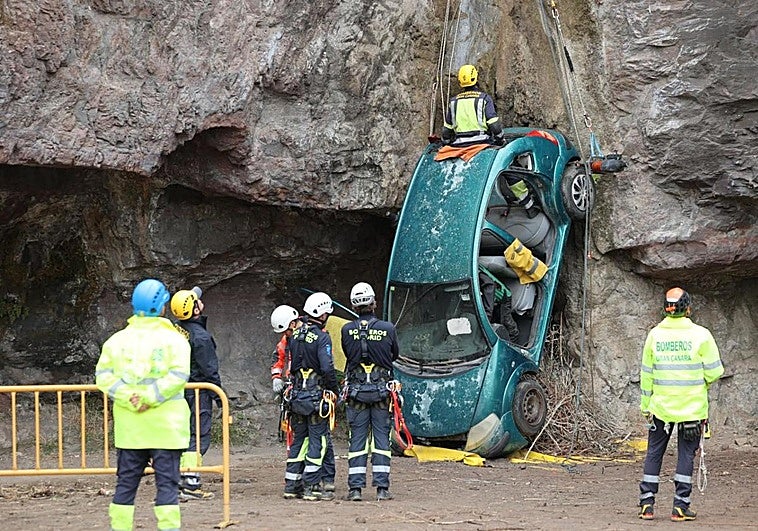 Momento de una práctica de rescate en el charco de Las Palomas.